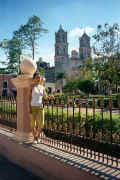 04-21-02 30a Valladolid town square.jpg (33618 bytes)